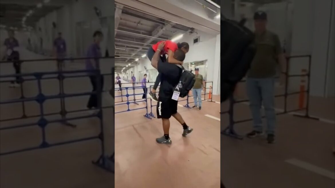 Melissa Jefferson-Wooden Hugs Husband après 4x100 victoire à Tokyo