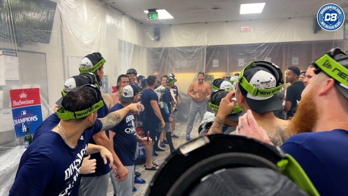 L'interprète de Shohei Ohtani Will Ireton & Dodgers Trainers sur Slip 'n Slide pour la célébration de NL West