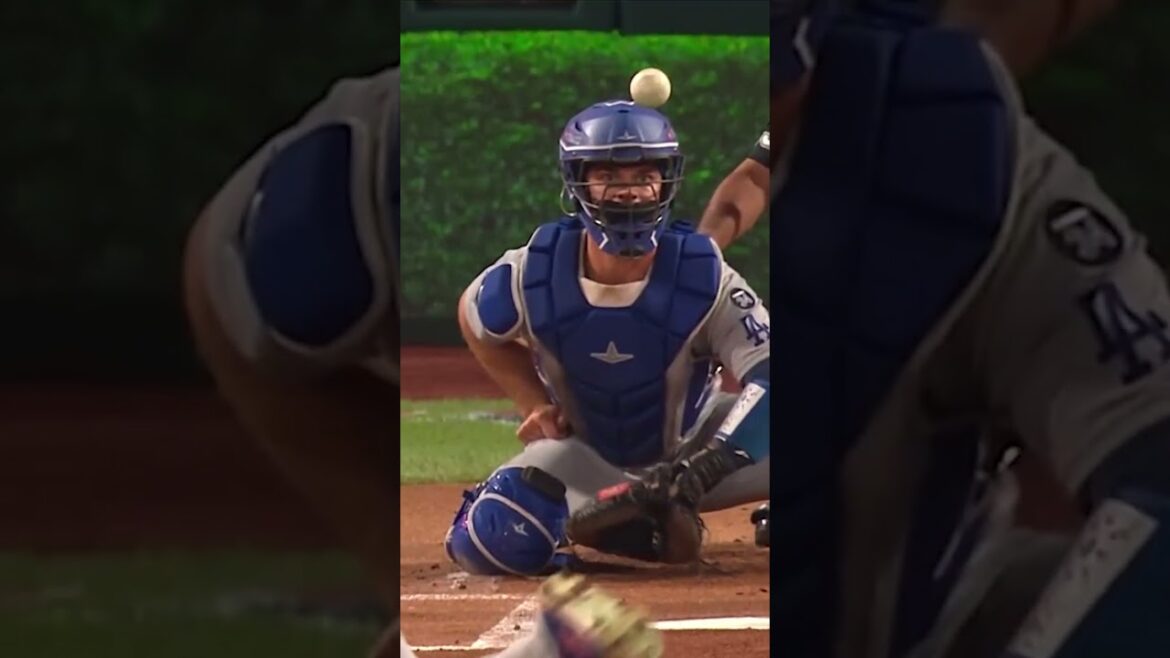 Shohei Ohtani retire le premier frappeur qu'il affronte lors de son premier départ en carrière #Postseason !