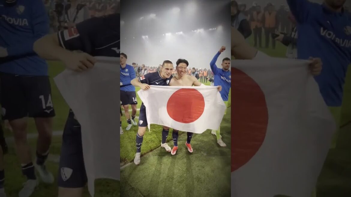 Takuma Asano célèbre son maintien en #Bundesliga avec le drapeau japonais à la main🤩