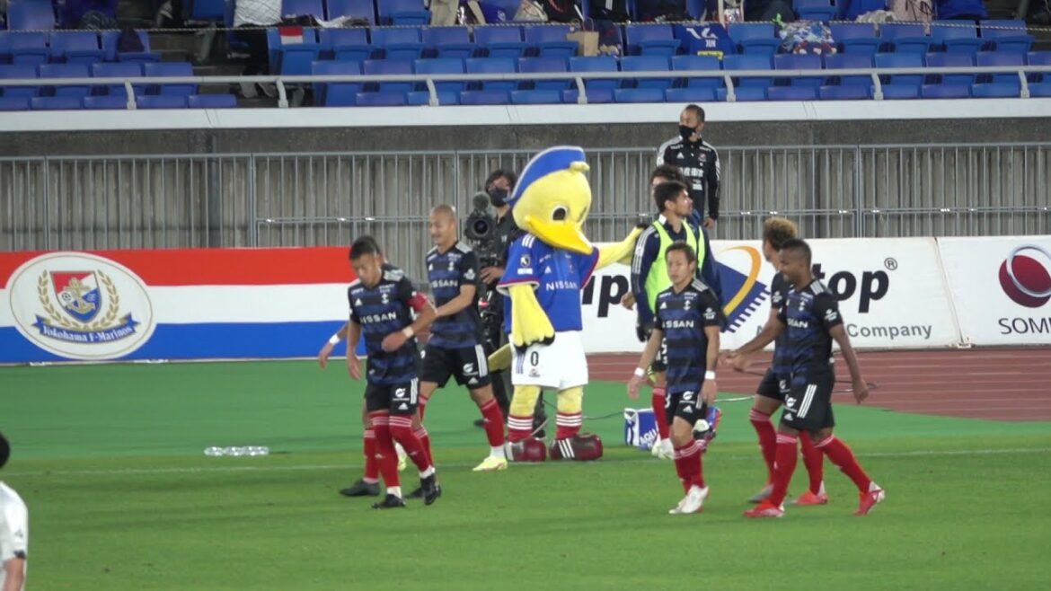 DAIZEN MAEDA ! Daizen Maeda réalise un triplé ! But d'une superbe tête ! Le FC Tokyo est déjà en mode résignation ! Nagatomo fera de son mieux, mais...