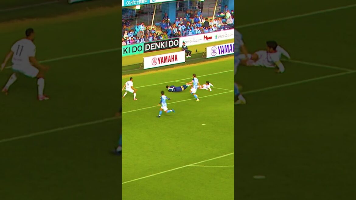 Eiji Kawashima réalise deux arrêts consécutifs contre les tirs de Hotaru Yamaguchi🔒