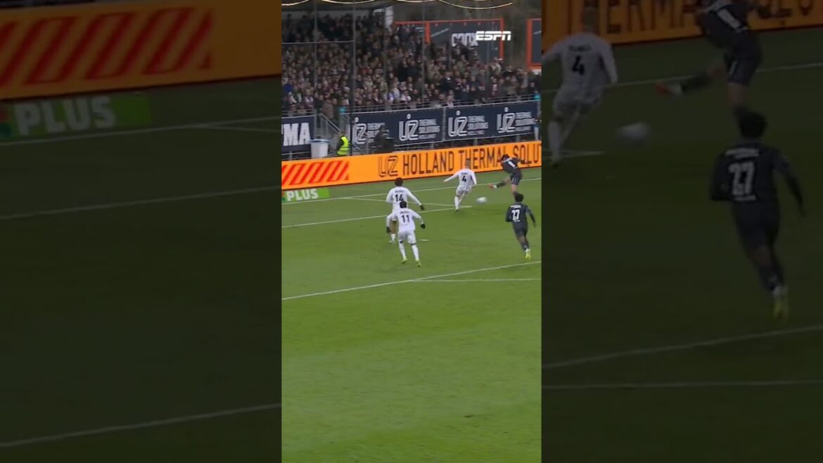 Ayase Ueda réalise son 14ème de la saison et donne l’avantage à Feyenoord à Velsen-Zuid 🇯🇵🔥 Ayase Ueda réalise son 14ème de la saison et donne l'avantage à Feyenoord à Velsen-Zuid 🇯🇵🔥