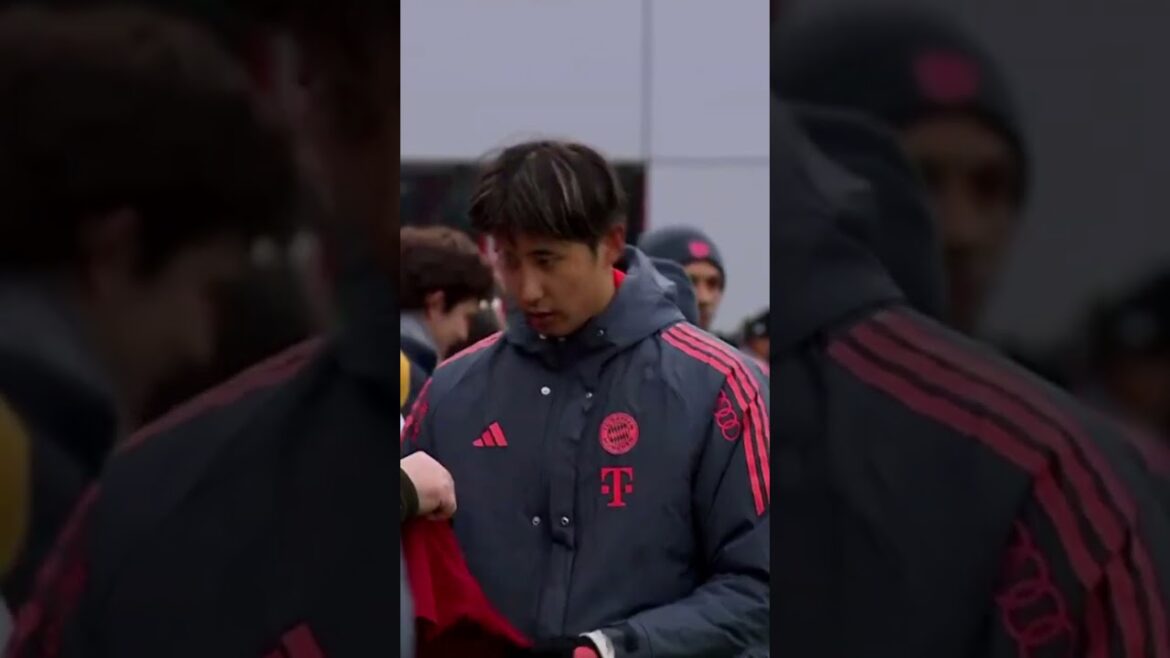 Hiroki Ito donne des autographes #FIFA #Bayern #Football #Luisdiaz #Soccer #Bundesliga