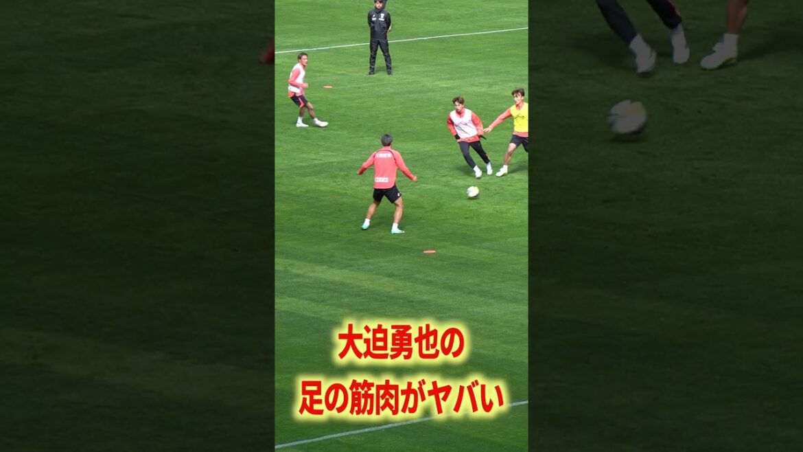 La manipulation du ballon de J1 est incroyable.