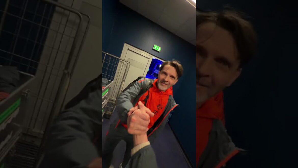 UPAMECANO HIROKI ITO MICHAEL OLISE ET JOSIP STANISIC AVANT LE MATCH DE BUNDESLIGA CONTRE HAMBURGER SV