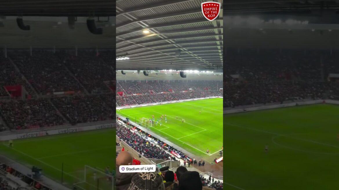 Wataru Endo, blessé, SÉRÉNADE par les fans de Liverpool alors qu'il recevait des soins