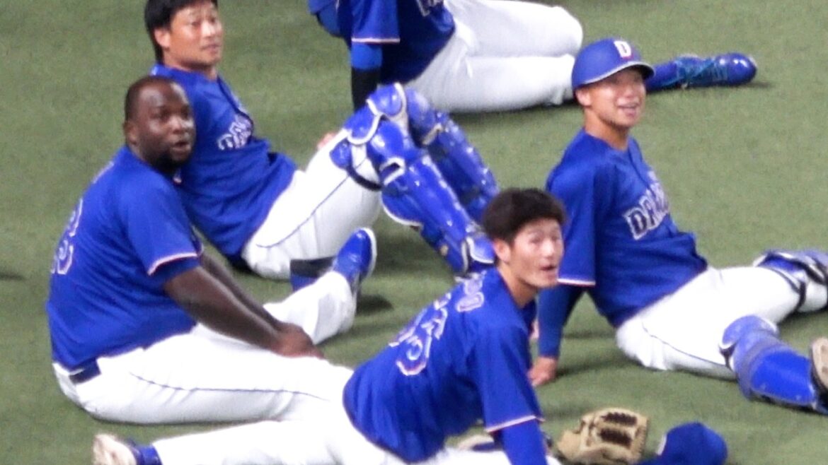Vidéo locale de joueurs de Chunichi et d'autres regardant avec enthousiasme l'entraînement au bâton de Shohei Otani[SAMURAI JAPAN]