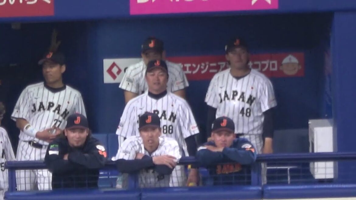 Le membre du support[Yasei Tomatsu]interroge[Yusei Kikuchi]sur sa balle qui brise la vidéo sur place