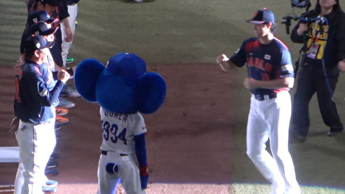 Doara souhaite la bienvenue aux joueurs de Samurai Japan ! Otani court vers Doara !