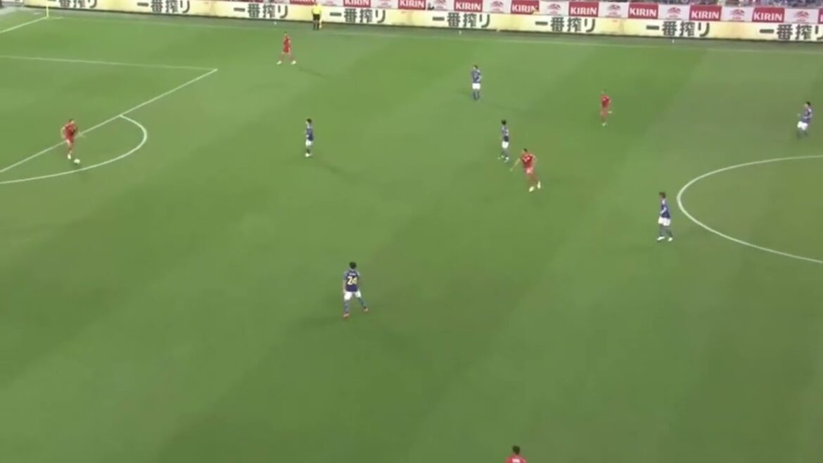 Takehiro Tomiyasu se crée une nouvelle fois une occasion grâce à une interception explosive. 17 octobre 2023 Japon contre Tunisie