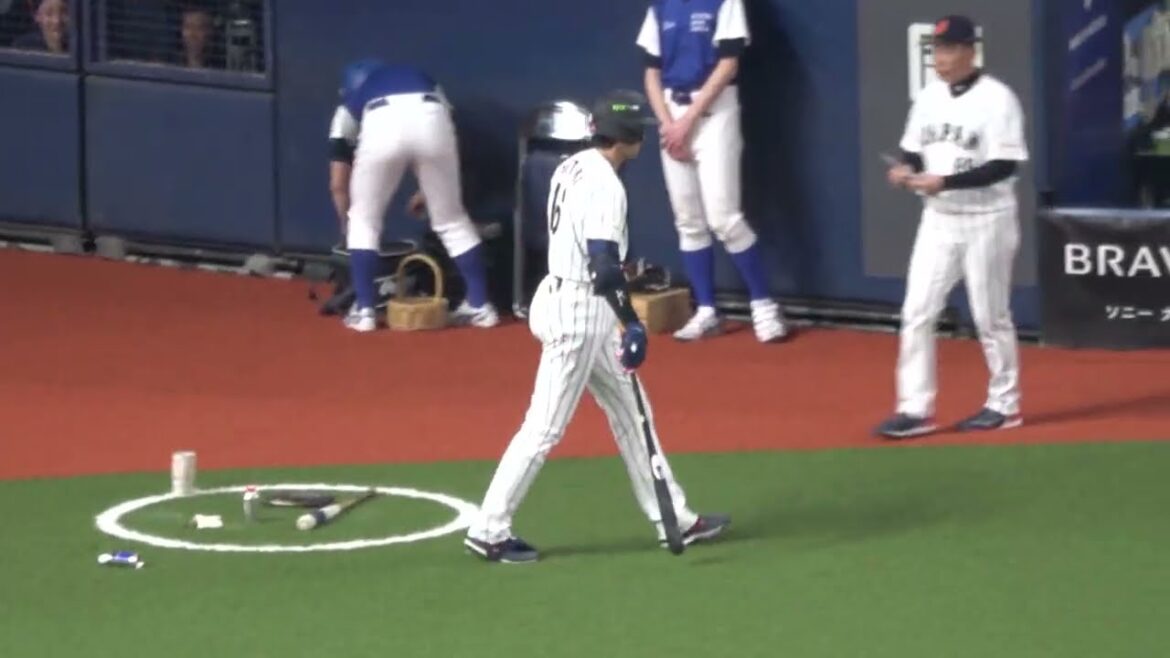 [SAMURAI JAPAN][Kensuke Kondo]est vaincu par hasard et regarde[Shohei Otani]Images locales Match d'échauffement contre Orix