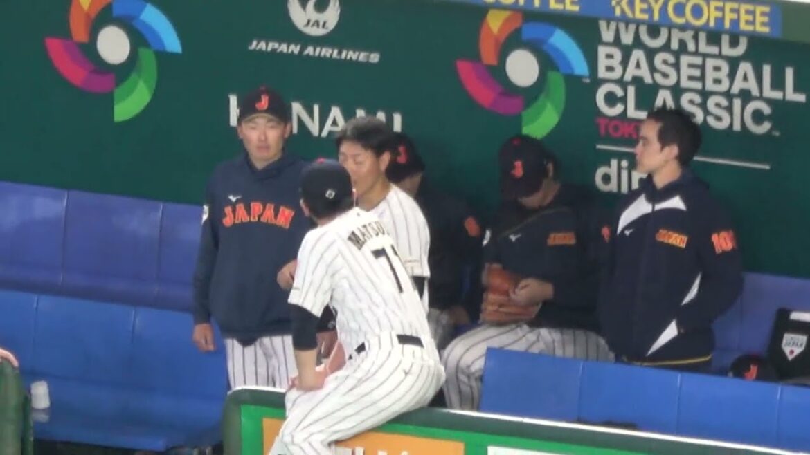 [Shohei Otani]qui n'a pas participé, ajuste les lacets de ses gants sur le banc.[Kensuke Kondo]senior le fait pour lui en chemin. Vidéo locale[WBC2026]