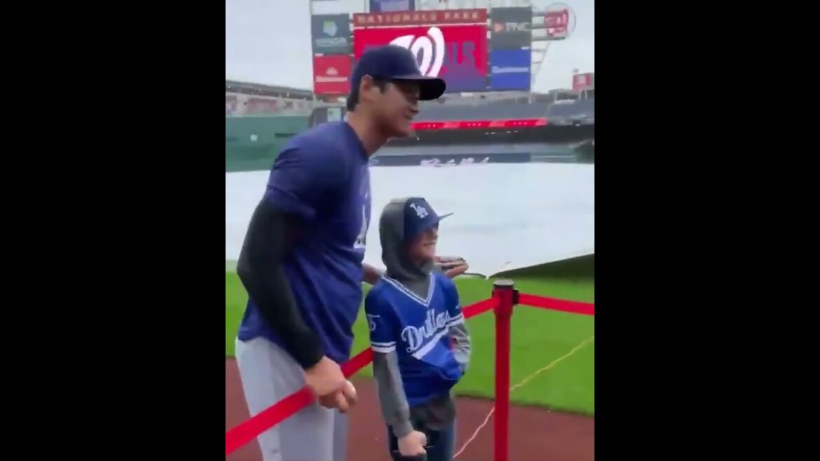 Shohei #Ohtani remercie son fan sous la PLUIE ! ☔️ ⚾️ Shohei #Ohtani remercie son fan sous la PLUIE ! ☔️ ⚾️