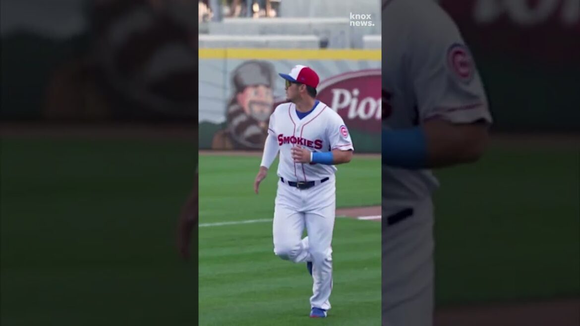Le voltigeur des Chicago Cubs Seiya Suzuki signe des autographes pour les fans des Knoxville Smokies