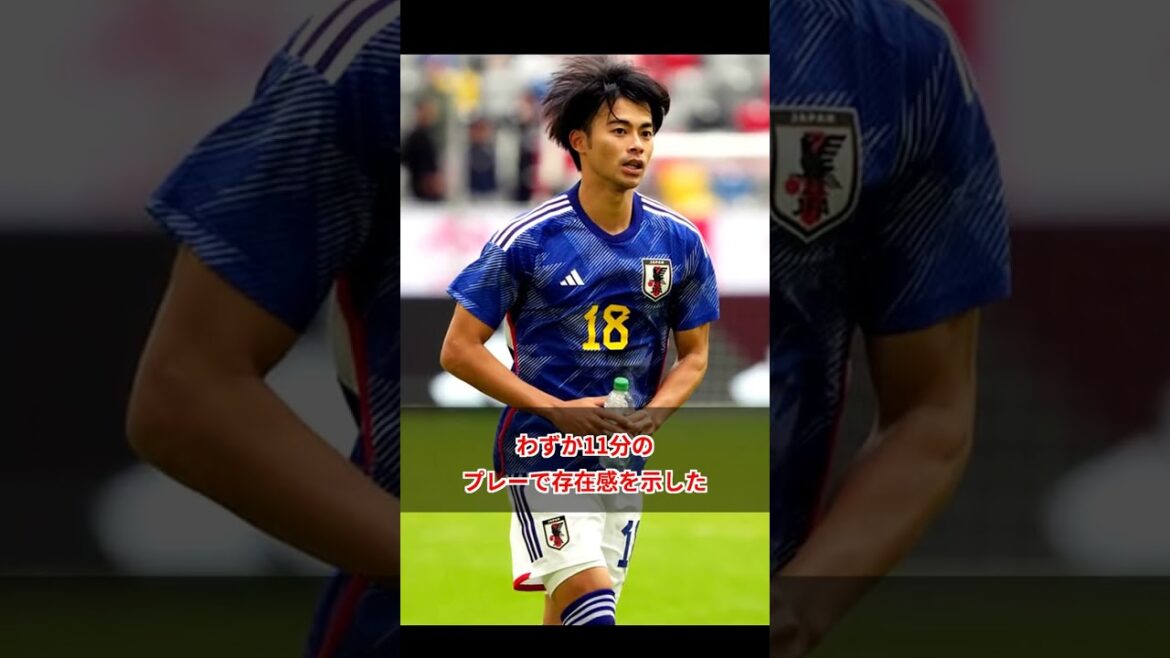 Kaoru Mitoma se fait attaquer par ses coéquipiers après sa victoire contre l'Angleterre