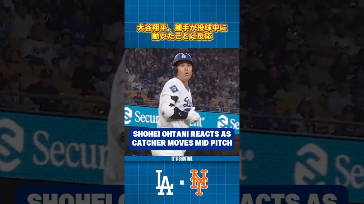 Shohei Ohtani réagit alors que le receveur se déplace à mi-terrain