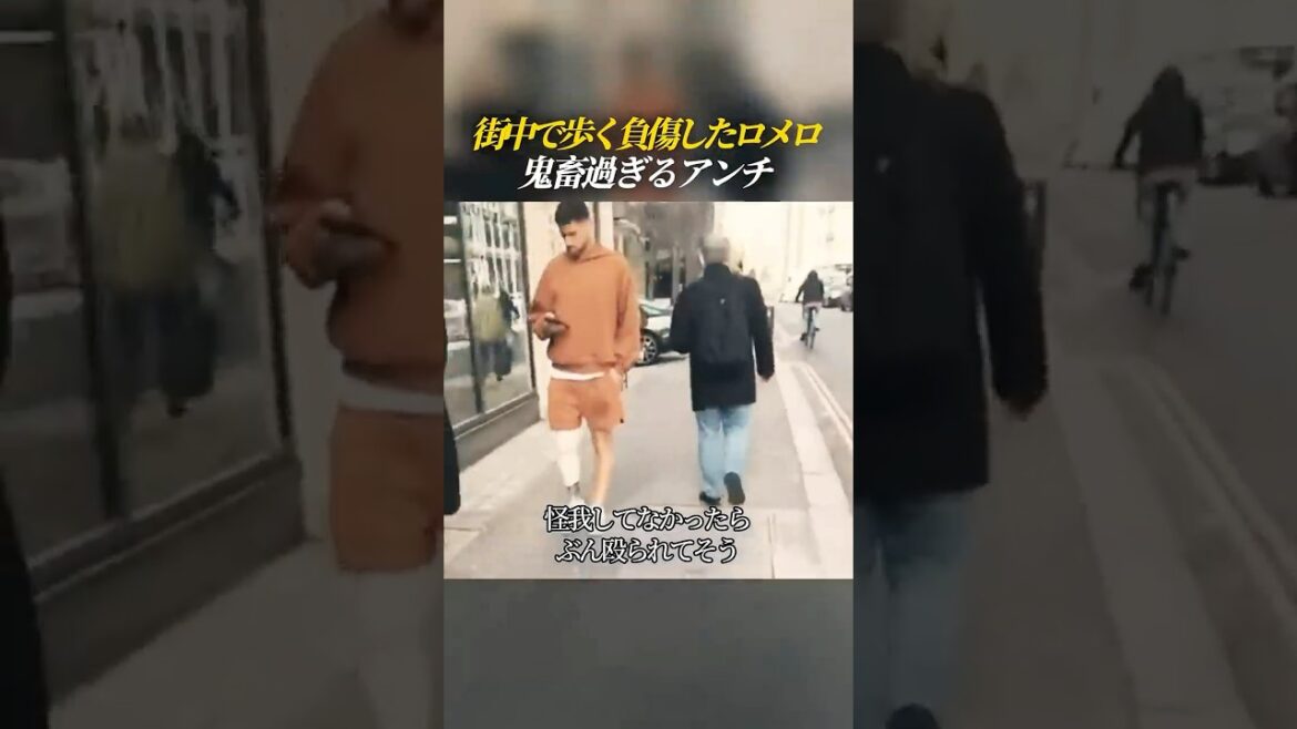 Un mot poignant au blessé Romero marchant dans la ville