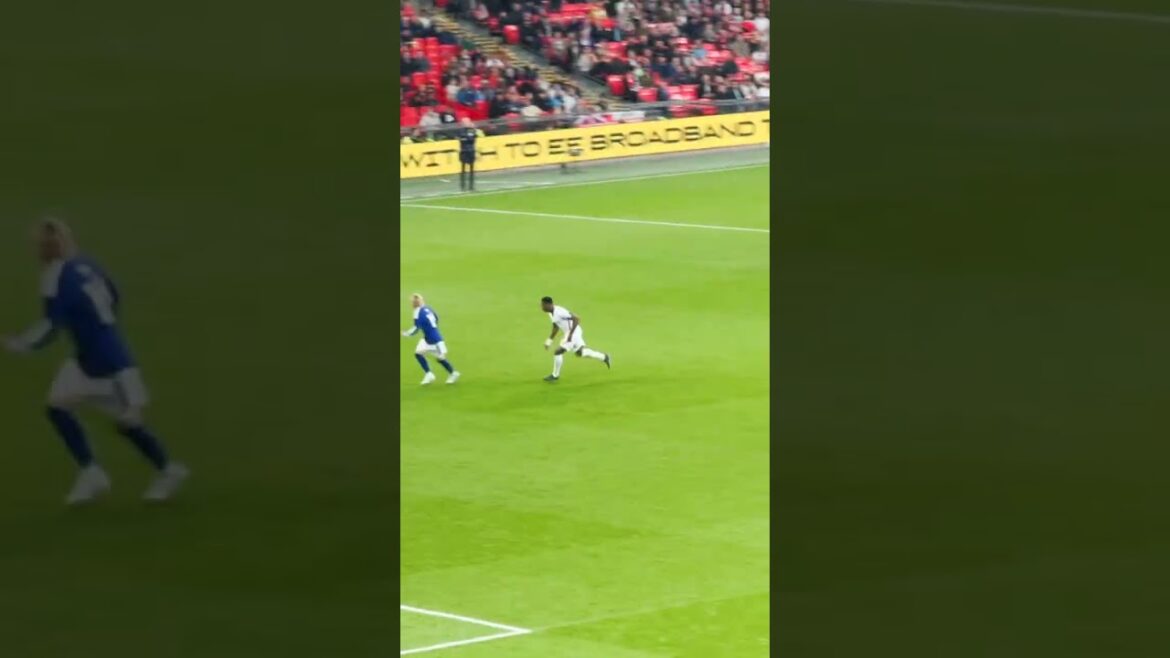 L'équipe nationale japonaise profite régulièrement de la solide défense anglaise.