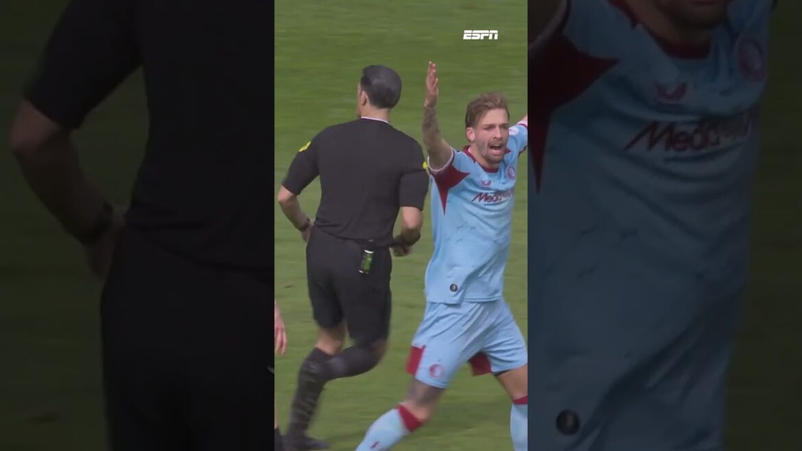 Après le contrôle VAR, seul un carton jaune s'ensuit pour Philippe Sandler 🟨👀