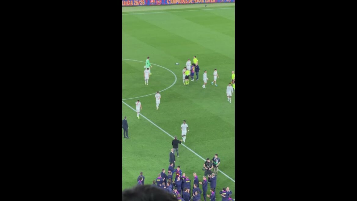 DÉTAIL du FLICK avec les joueurs de MADRID après que le BARÇA soit proclamé CHAMPION