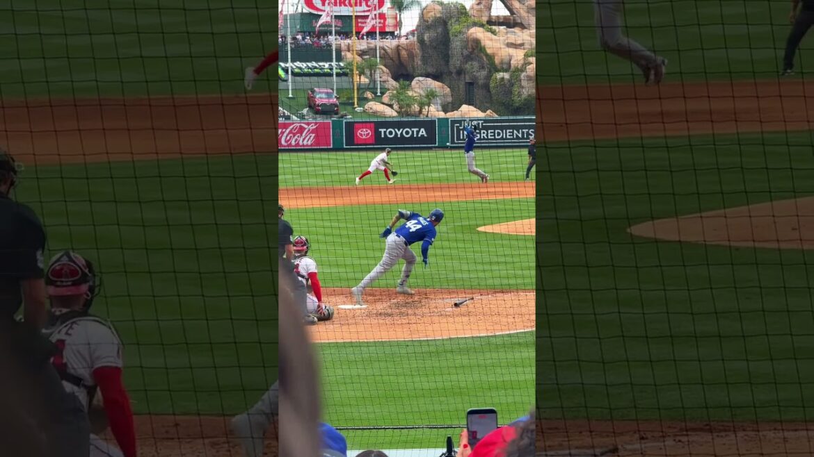 Shohei Ohtani saute hors du chemin d'une ligne pendant la série Angels and Dodgers Freeway.