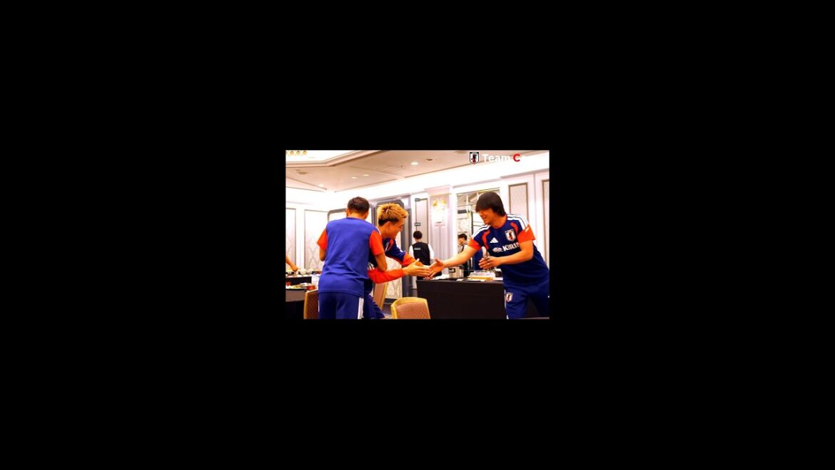 Ritsu Doan se débarrasse de l’étreinte de Nagatomo et serre la main de Shunsuke Nakamura ! Rire wacha wacha Ritsu Doan se débarrasse de l'étreinte de Nagatomo et serre la main de Shunsuke Nakamura ! Rire wacha wacha