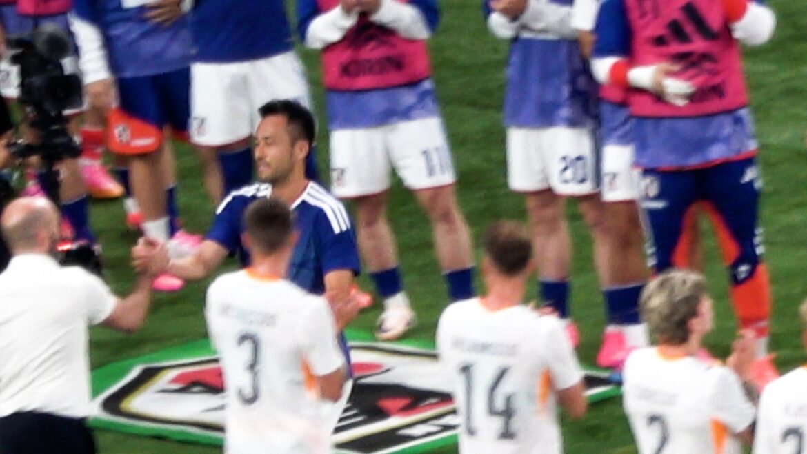 Les joueurs et managers de l'équipe adverse, l'Islande, participent également au défilé lorsque Maya Yoshida est remplacée. Maya Yoshida est en larmes sur le banc. Images locales