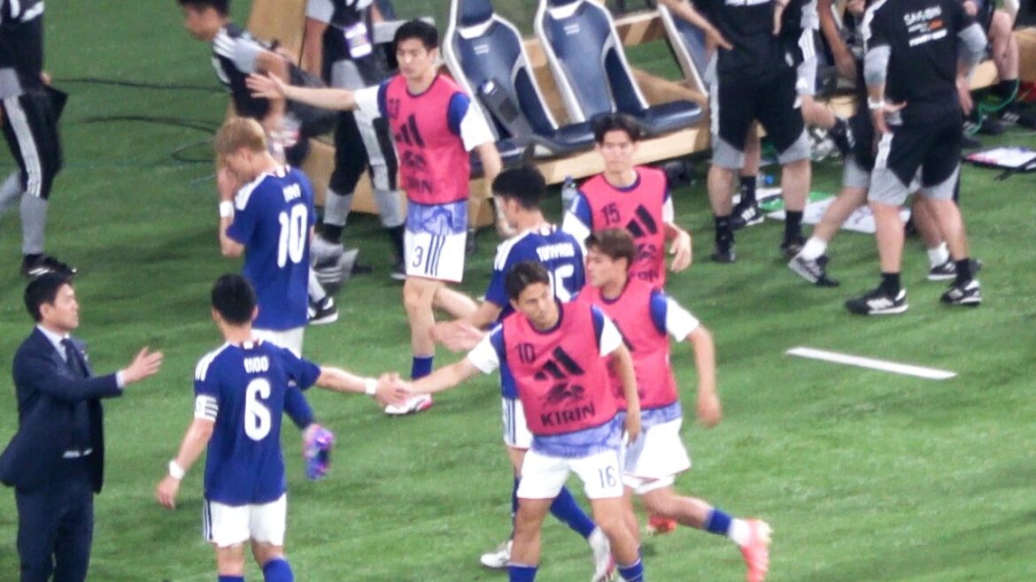 [Kiyo Ueda]Vidéo sur place d'un high-five avec un ramasseur de balles alors qu'il s'arrêtait après la première mi-temps