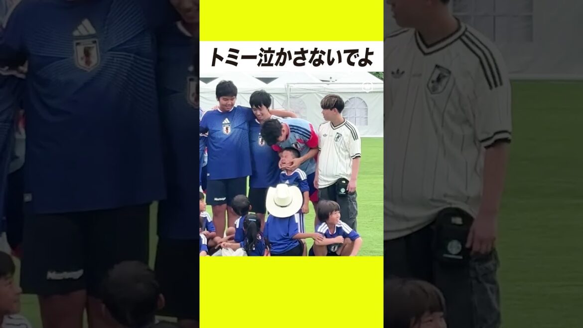Takehiro Tomiyasu réconforte un enfant qui a pleuré lors d’une séance photo😭 Takehiro Tomiyasu réconforte un enfant qui a pleuré lors d'une séance photo😭