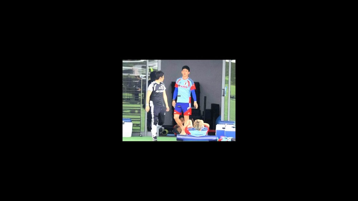 Wataru Endo semble inquiet pour son pied gauche au 4ème jour du camp d’entraînement Wataru Endo semble inquiet pour son pied gauche au 4ème jour du camp d'entraînement