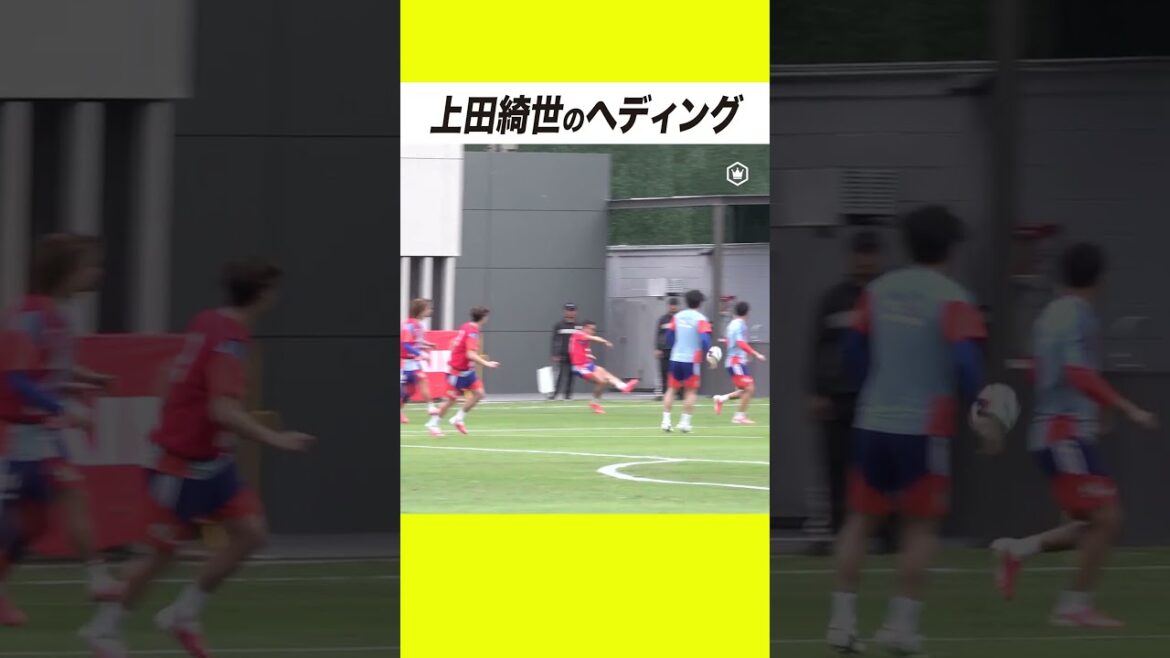 Kiyo Ueda marque un but solide de la tête Kiyo Ueda marque un but solide de la tête