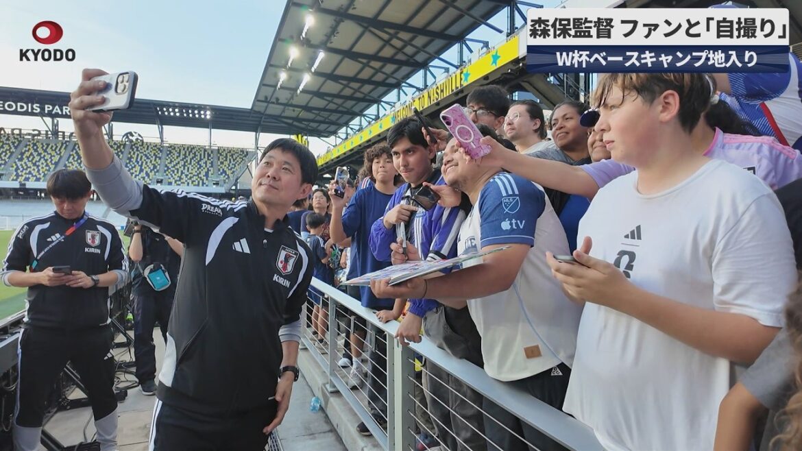 [Breaking News]Le réalisateur Moriyasu prend un selfie avec des fans au camp de base de la Coupe du monde