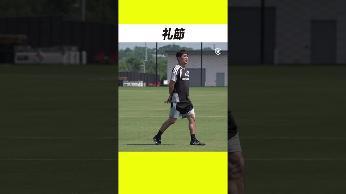 [Autorisation]L'entraîneur Hajime Moriyasu salue les médias avant l'entraînement🤝
