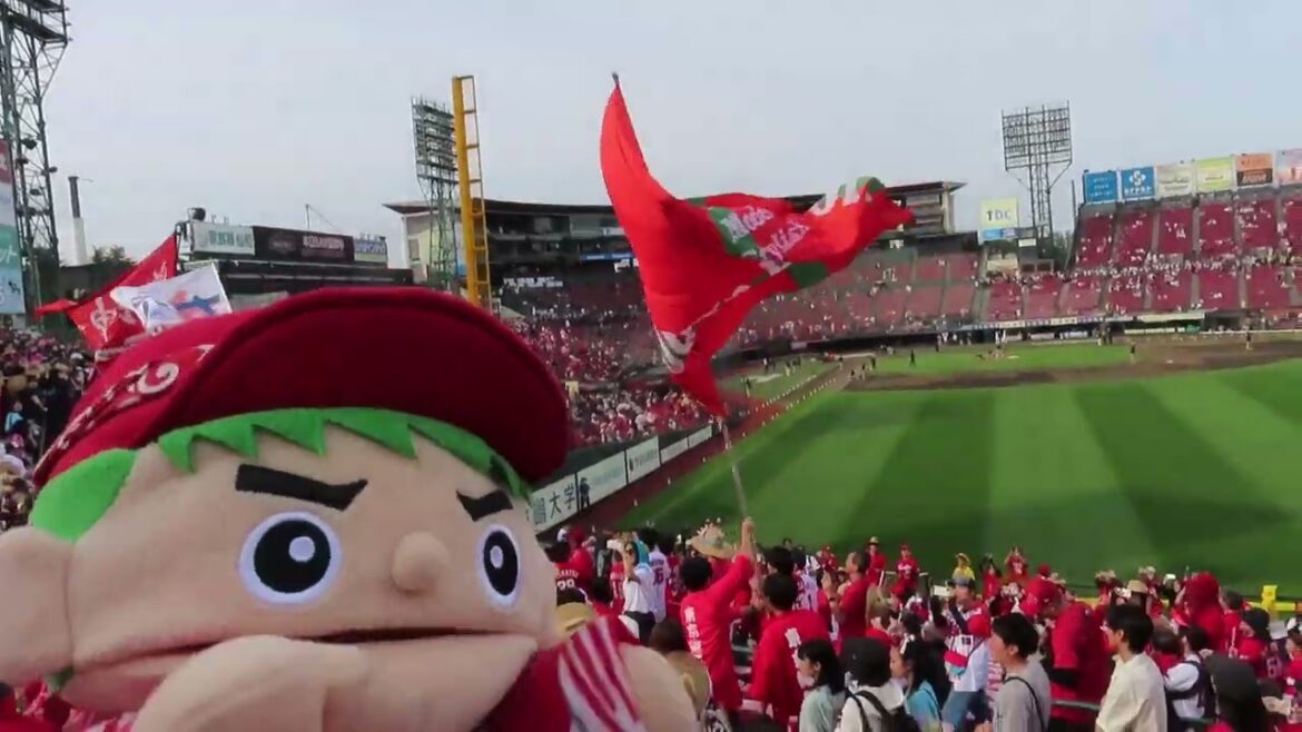 Kenta Maeda appelle d'un fan de Carp dans le champ droit❗