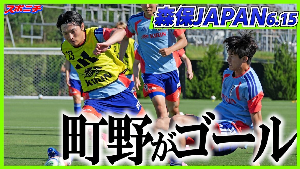 Le FW Shuto Machino, qui a également été appelé, marque un but lors d'un match d'entraînement.
