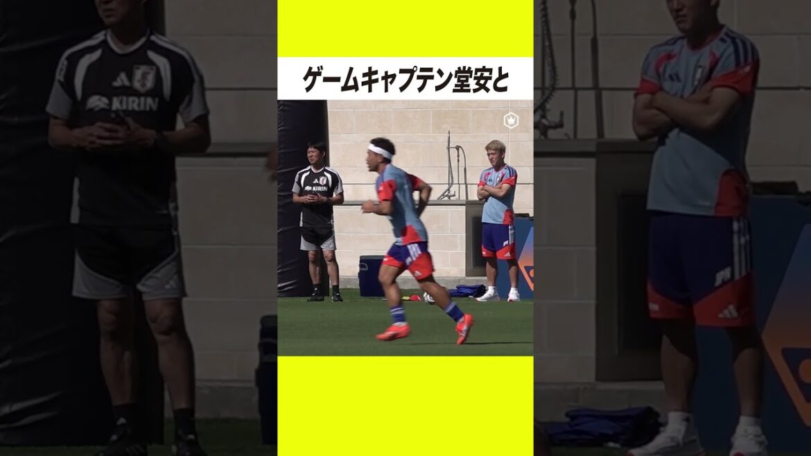 L'entraîneur Hajime Moriyasu communique avec le capitaine du match Ritsu Doan avant l'entraînement