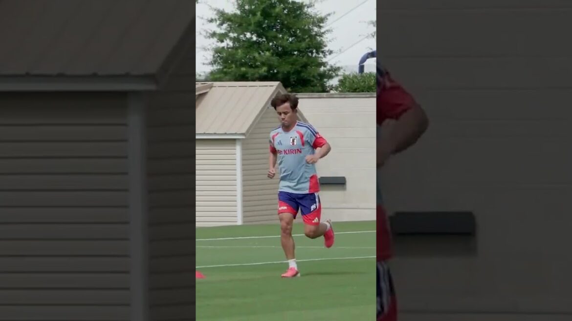 L'ajustement individuel continue #Takefusa Kubo Vérifie le toucher du ballon Version complète de la vidéo associée ! #shorts #Équipe nationale de football du Japon #daihyo #Coupe du Monde FIFA 2026