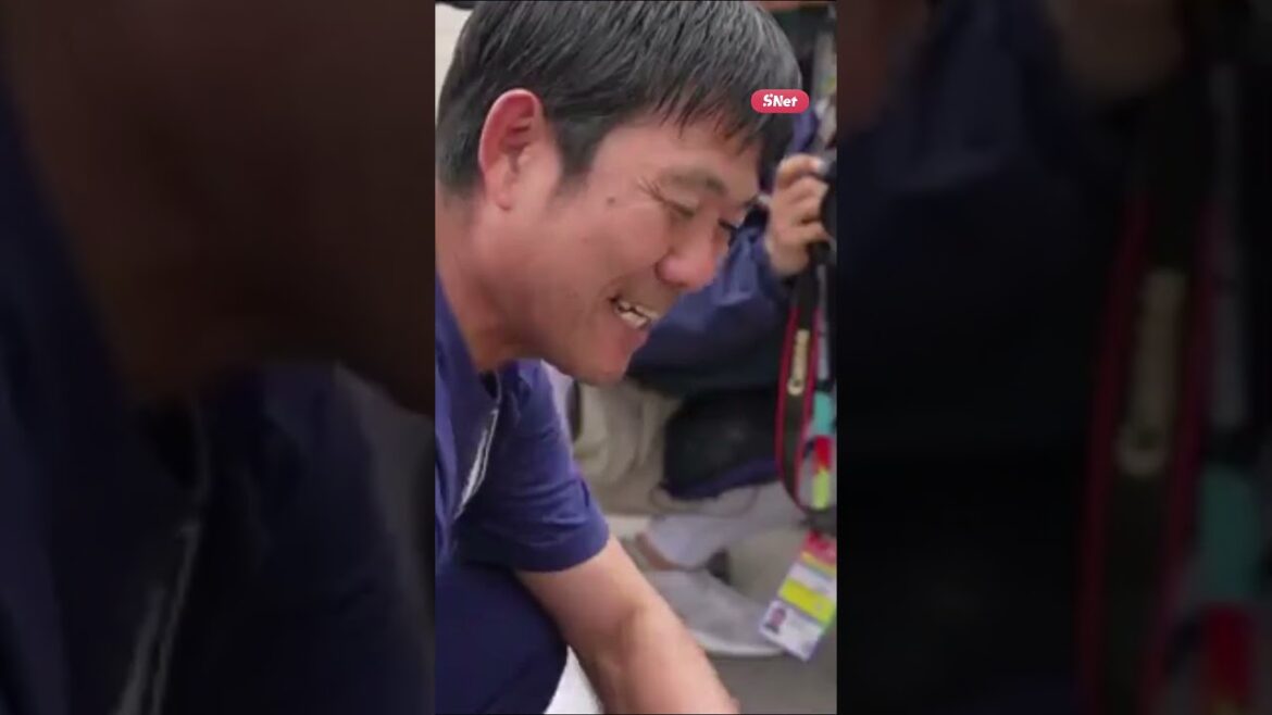REGARDEZ L’ENTRAÎNEUR DU JAPON JOUE AVEC LES CHIENS🐕 ! LE GARS EST DE TRÈS BONNES GENS !! REGARDEZ L'ENTRAÎNEUR DU JAPON JOUE AVEC LES CHIENS🐕 ! LE GARS EST DE TRÈS BONNES GENS !!