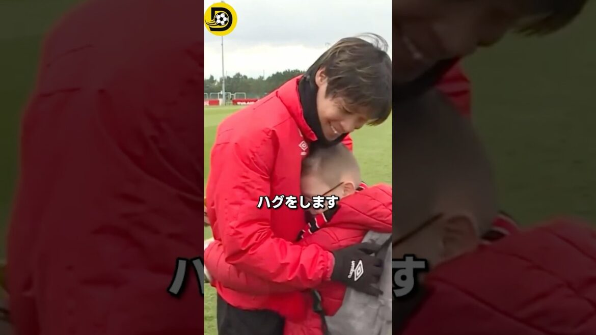 Une scène émouvante dans laquelle Junya Ito présente des pointes à un garçon fan #Football #Sports #Équipe nationale de football du Japon #Touching
