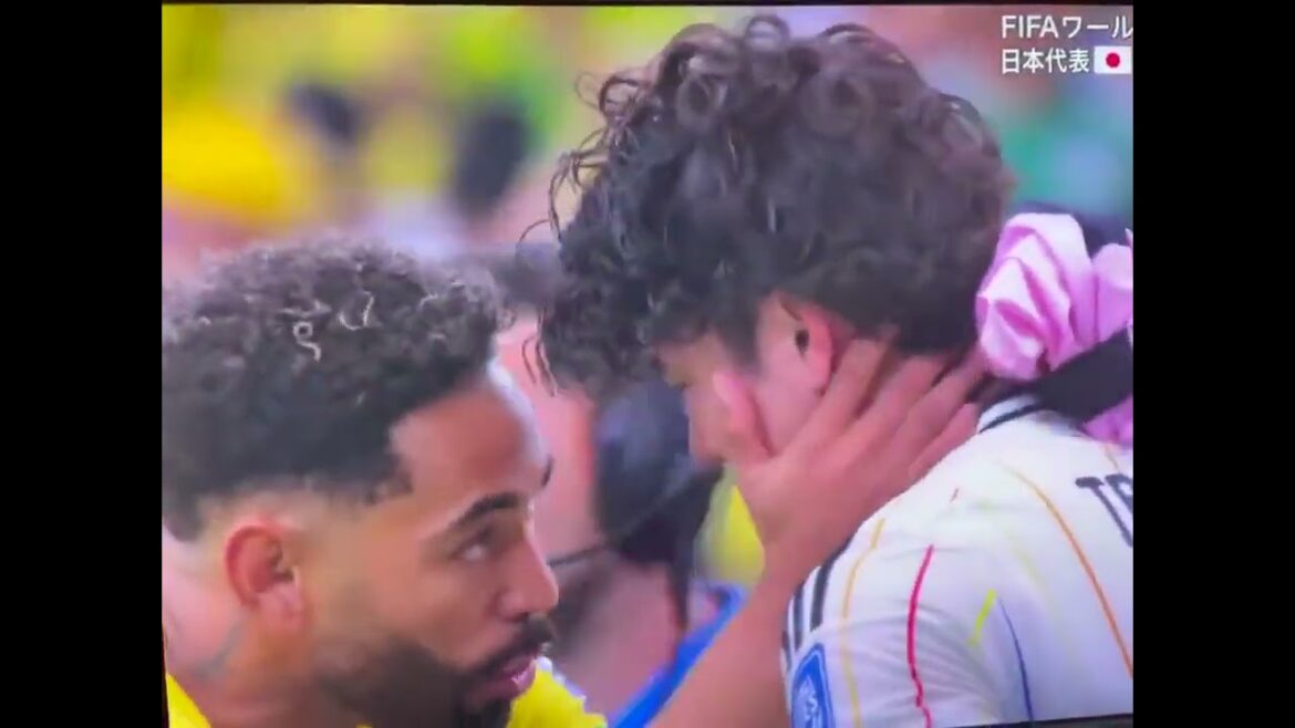 Matheus Cunha console Ao Tanaka, le cœur brisé, après que le vainqueur du Brésil à la 95e minute ait éliminé le Japon Matheus Cunha console Ao Tanaka, le cœur brisé, après que le vainqueur du Brésil à la 95e minute ait éliminé le Japon