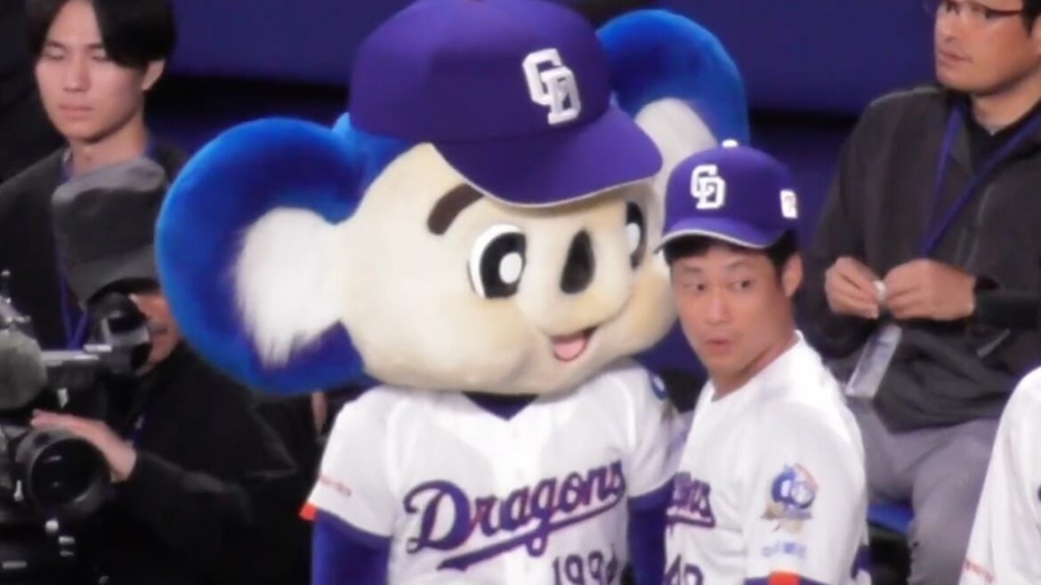 Takuma Kato est trop inquiet pour Black Dora lors de l'hymne national Chunichi Dragons VS Yomiuri Giants 03/07/2026