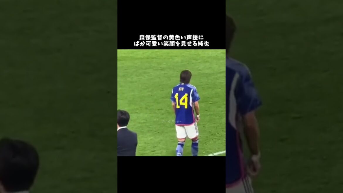 Junya montre son joli sourire tandis que le réalisateur Moriyasu l'encourage.