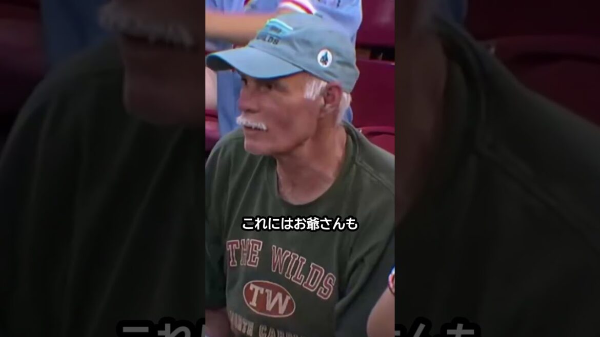 Seiya Suzuki attrape le ballon, mais un vieil homme dans le public le touche, donc ça s'appelle une faute ! #Baseball #mlb #Seiya Suzuki