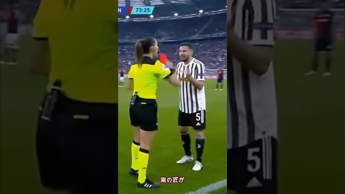 Minamino prend contact avec une arbitre féminine #shorts #Takumi Minamino #Équipe nationale de football du Japon #soccer #shorts #trending #viral #japanfootball
