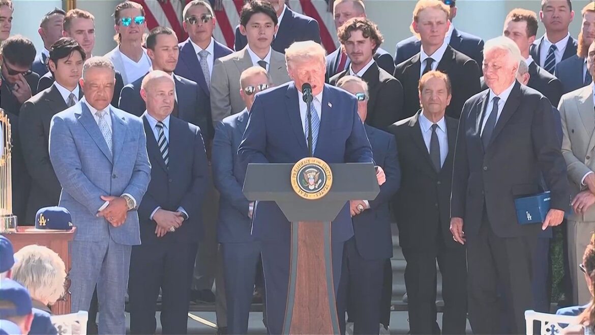 OHTANI reçoit un HONNEUR SPÉCIAL de TRUMP lors de la visite des DODGERS à la MAISON BLANCHE OHTANI reçoit un HONNEUR SPÉCIAL de TRUMP lors de la visite des DODGERS à la MAISON BLANCHE