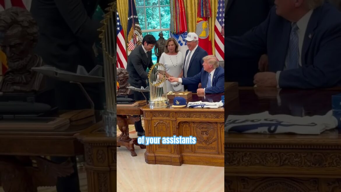 Le président Donald Trump avec la star des Dodgers Shohei Ohtani dans le bureau ovale de la Maison Blanche
